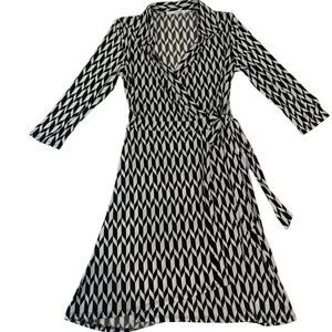 Have black & white diamond pattern wrap around dress knee length 3/4 sleeve Sz S